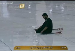 فيديو مؤثر لشاب معاق يصلي وحيدًا تحت المطر بالحرم المكي