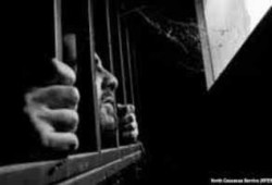 معتقلو "الأبعدية" يشتكون من العاملة غير الأدمية وقطع المياة 20 ساعة يومياً