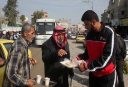 بالصور .. توزيع الحلوى بشوارع غزة ابتهاجا بعملية القدس
