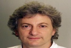 ديفيت هيرست يكتب : بإمكان السيسي أن يماطل ولكن ليس بإمكانه إخفاء جرائمه