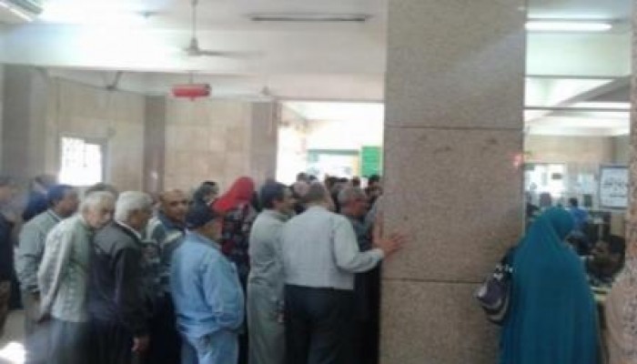 مواطنون يحتجون على استمرار تعطل بطاقات صرف الخبز بالجيزة