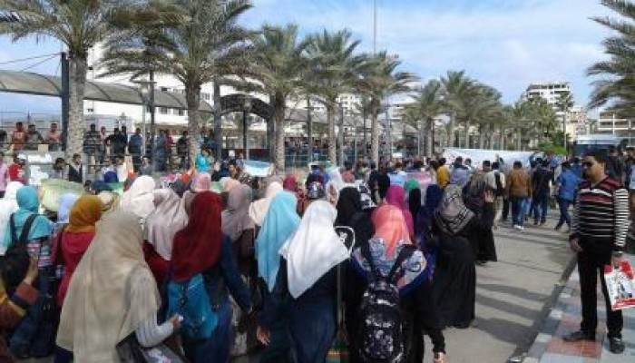 طلاب جامعه الإسكندرية يتظاهرون في ذكري محمد محمود