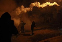 الانقلاب يهاجم متظاهرين بشارع محمد محمود ويعتقل 8