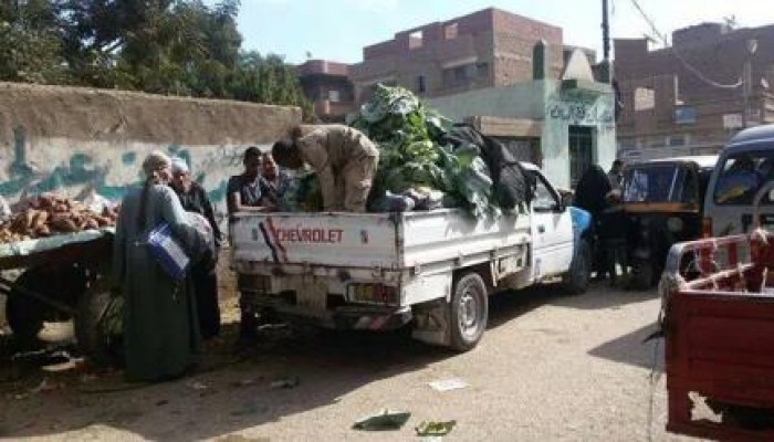 بالصور .. سوهاج:فى سابقه هى الاولى من نوعها مجندين بسيارة جيش يبيعون " كرنب "