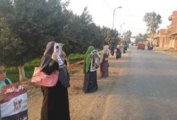 ثوار مشتول السوق بالشرقية يرفعون صور الرئيس مرسى ‏ ويهتفون بسقوط العسكر