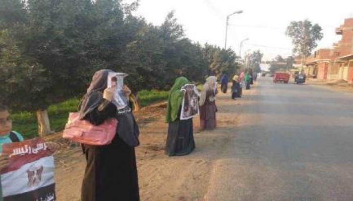 ثوار مشتول السوق بالشرقية يرفعون صور الرئيس مرسى ‏ ويهتفون بسقوط العسكر