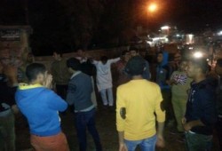 وقفة ليلية لشباب الحسينية تطالب بوحدة الثوار