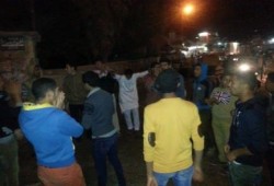 وقفة ليلية لشباب الحسينية تطالب بوحدة الثوار