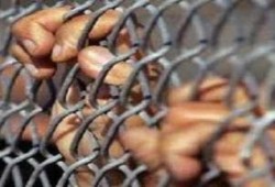 ميليشيات الانقلاب تعتدي على معتقلي دمياط بالخرزانات