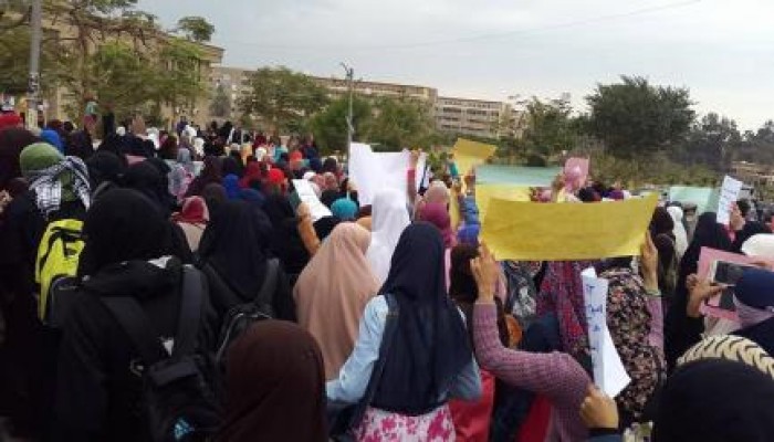 بالصور .. طالبات هندسة الأزهر ينظمن مسيرة حاشدة للمطالبة بعودة زميلاتهن المفصولات