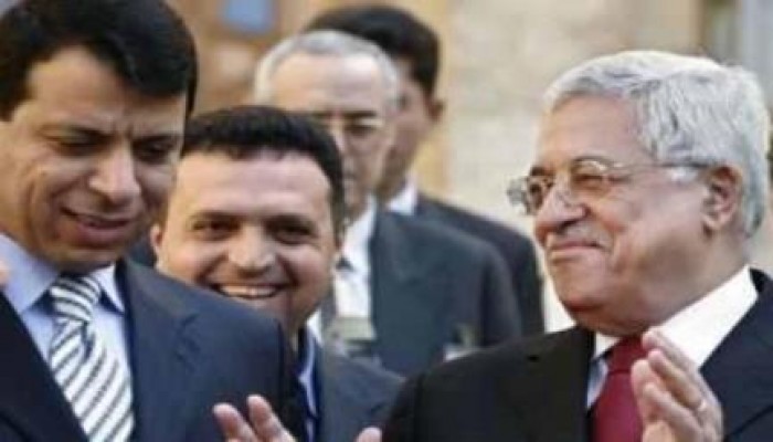 العربي الجديد: السيسي يضغط على عباس لمصالحة دحلان