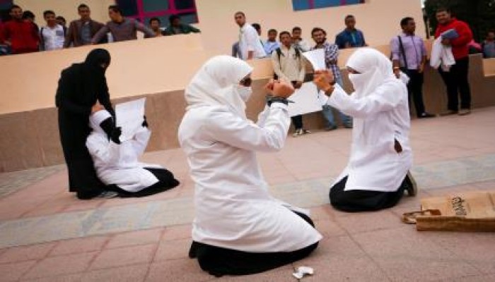 بالصور.. عرض "فريزنج" لطالبات أكتوبر لفضح انتهاكات حكم العسكر