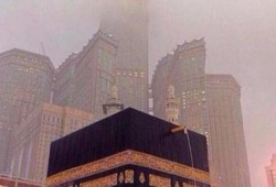 فيديو: أمطار غزيرة تغمر الكعبة المشرفة وما حولها