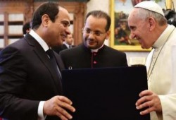 صحيفة لا ستامبا الايطالية : السيسي ظهر مبتسماً و"أخرق" إلى حد ما في لقاءه مع البابا