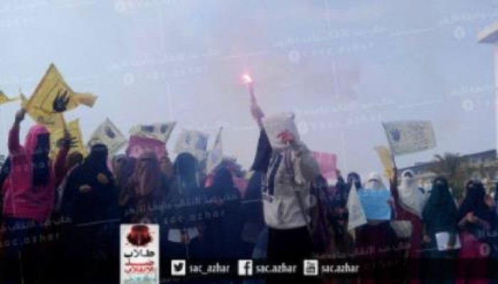 بالفيديو.. مليشيات الانقلاب تقتحم "أزهر البنات"