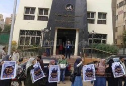 ناشطات يحيون اليوم العالمي لمناهضة العنف ضد المرأة بسلسلة بشرية امام" القومي للمرأة"