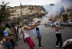 استشهاد فلسطيني وإصابة آخرين دهسا بحافلة صهيونية