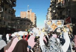 فعالية مفاجئة لطلاب جامعة ‫المنصورة‬ لرفض الحصار الأمني على الجامعة