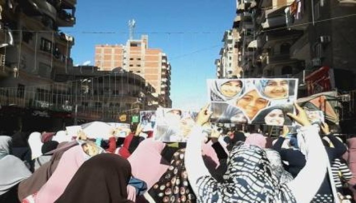 فعالية مفاجئة لطلاب جامعة ‫المنصورة‬ لرفض الحصار الأمني على الجامعة