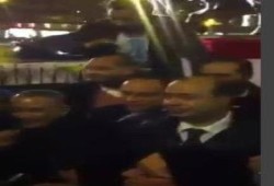بالفيديو.. ضرب المذيع الانقلابي أحمد موسي علي "قفاه" في فرنسا