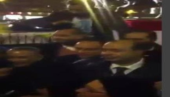 بالفيديو.. ضرب المذيع الانقلابي أحمد موسي علي "قفاه" في فرنسا