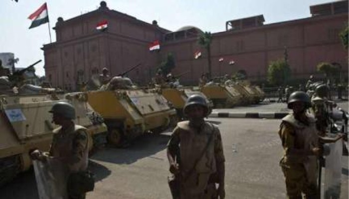 ميليشيات الانقلاب تحاصر ميدان التحرير بالمدرعات
