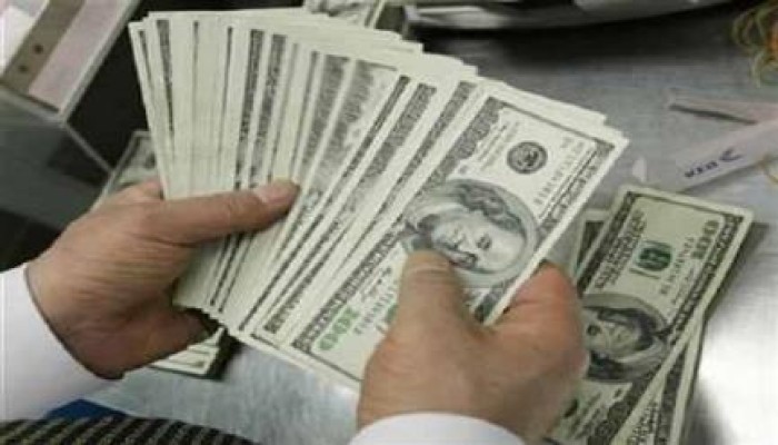 الجنيه يواصل تراجعه أمام الدولار في السوق الموازية