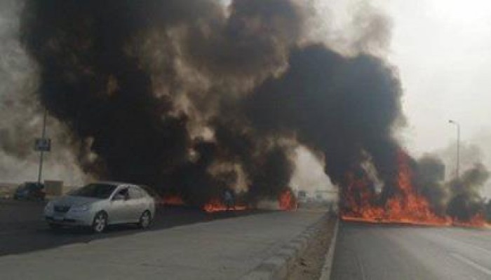 الله أكبر ايد واحدة :الثوار يقطعون  طريق محور الكفراوي بالحي الرابع بمدينة 6 أكتوبر