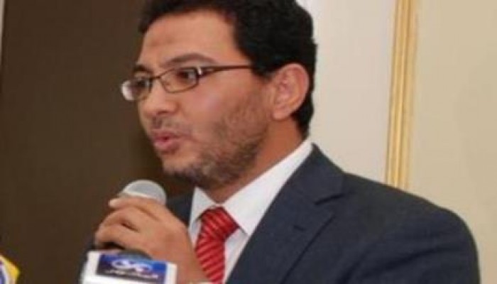 اعتقال الدكتور  عبد الله شحاتة وزوجه ونجله من منزلهم بالهرم