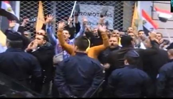 بالفيديو.. السيسي ووفده يهربون من باب الجراجبفندف في باريس