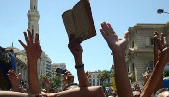 في عهد الانقلاب.. ينتقم من زميله بوضع المصاحف في سيارته