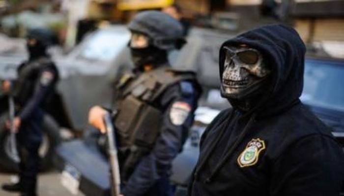 نشطاء عن ضابط الجمجمة :"الشرطة تقول للثوار عاووو"