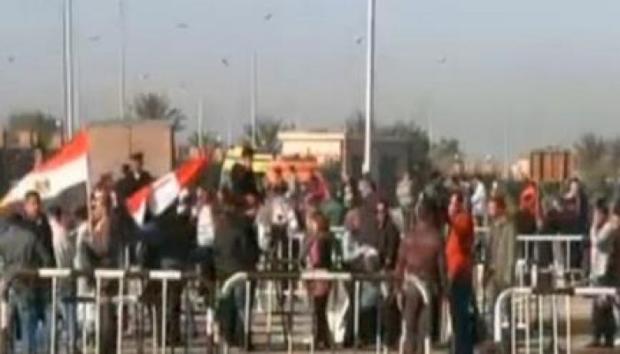 أحد مصابي الثورة: "نزلت وفوضت السيسي .. من النهاردة مرسي رئيسي"