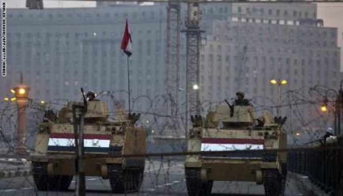 أهالى شهداء ثورة يناير يتظاهرون على مشارف ميدان التحرير ‏