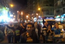 في الاسكندرية يتظاهرون بمشاعل النار ضد براءة المخلوع
