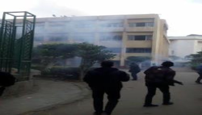 طلاب الزقازيق يشعلون النار في غرفة الأمن عقب الاعتداء عليهم