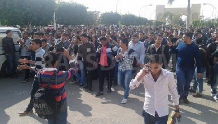 طلاب أكادمية الشروق ينددون بأحكام براءة مبارك في تظاهرة حاشدة بساحة الأكاديمية