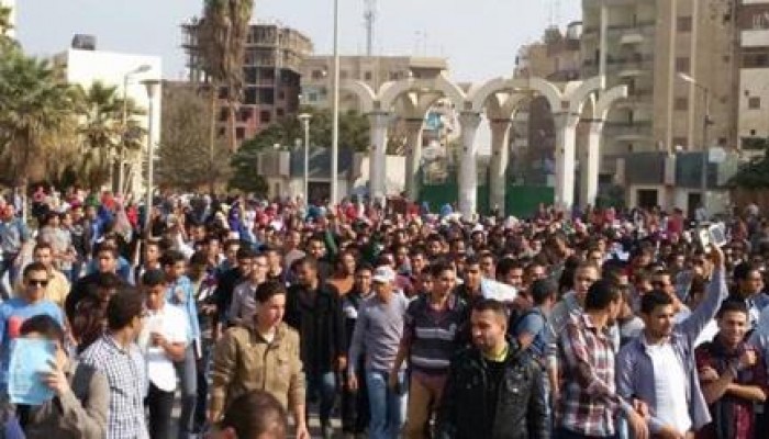 طلاب جامعة الفيوم يطالبون باعدام قتلة ثوار يناير