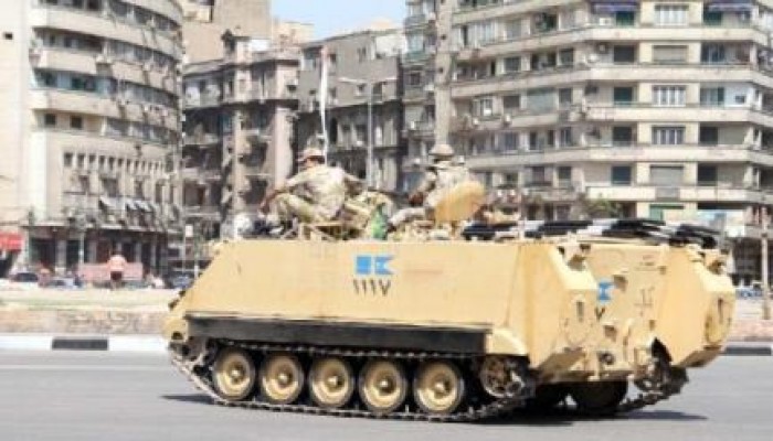 ضابط جيش يهدد مواطنًا بسلاحه: طظ في الشرطة العسكرية