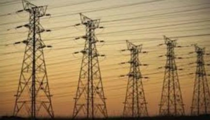 رغم العجز الرهيب في انتاج الكهرباء: السيسي يمد مناطق الانقلابي الليبي "حفتر" بالكهرباء