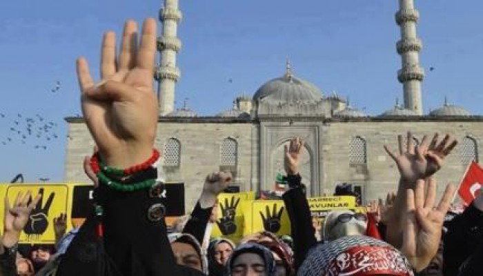 جنون الانقلاب : حبس الطالبة إيمان فكري عامين لحيازتها شعار رابعة