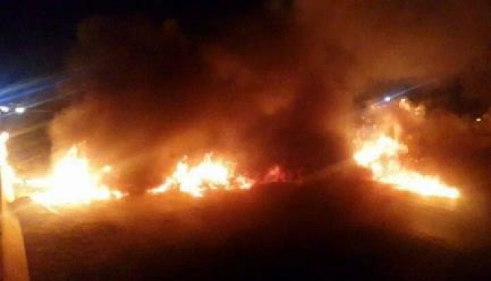 مجهولون يقطعون الطريق الصحراوي بالإطارات المشتعلة