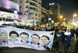 ثوار مدينة نصر يتظاهرون أمام مبني المخابرات الحربية وشارات رابعة تملاً الساحة