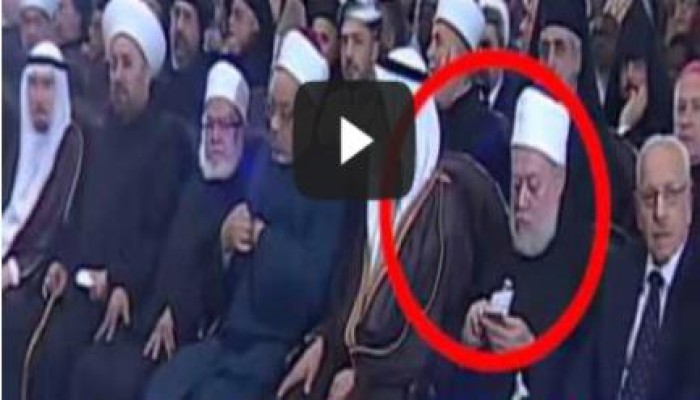 بالفيديو:"علي جمعة"يلعب في الهاتف على الهواء أثناء كلمة أحمد الطيب في مؤتمر مواجهة الإرهاب