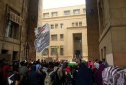 طلاب هندسة اسكندرية يتظاهرون تنديدا بجرائم الانقلاب وبتبرئة المخلوع وسط حصار قوات الامن