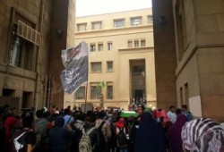 طلاب هندسة اسكندرية يتظاهرون تنديدا بجرائم الانقلاب وبتبرئة المخلوع وسط حصار قوات الامن