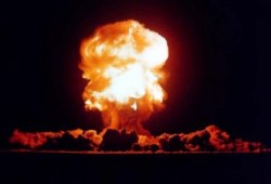 شهود عيان: سماع أصوات دوى 3 انفجارات بالعريش