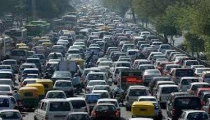 نحس السيسى : حفرة أعلى طريق القاهرة السويس تتسبب في زحام مروري