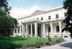 السفارة البريطانية في القاهرة تعلق خدماتها وتحذر من السفر لسيناء