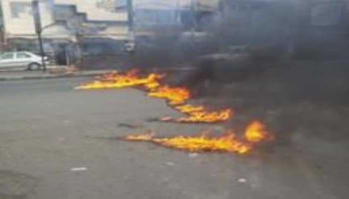 طلاب المنيا يقطعون طريق "طه حسين" احتجاجا علي تبرئة مبارك